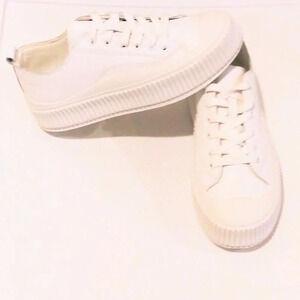 Berness Gigi womens 7 Low Top Platform Sneaker